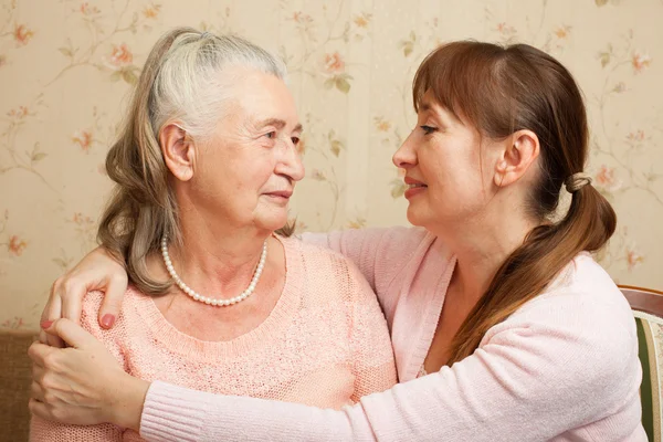Donna anziana con il loro caregiver a casa . — Foto Stock