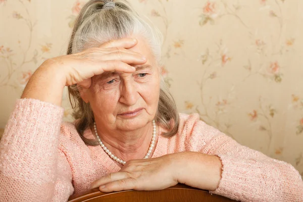 Seniorin trauert zu Hause. — Stockfoto