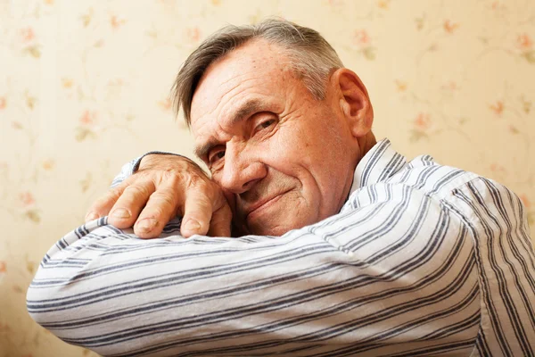 Portret van senior man ontspannen thuis — Stockfoto