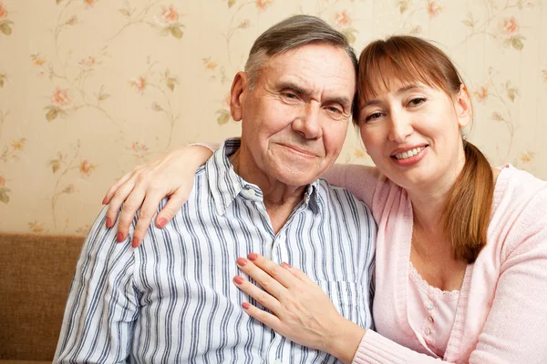 Äldre man, kvinna med sina vårdaren hemma. — Stockfoto
