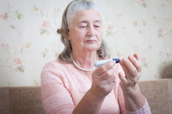 Kobieta badania za wysoki poziom cukru we krwi. — Zdjęcie stockowe