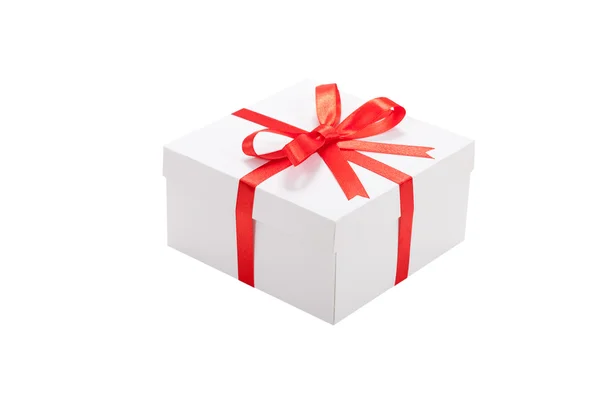 Caixa de presente branca com laço de fita vermelha, isolada em branco — Fotografia de Stock