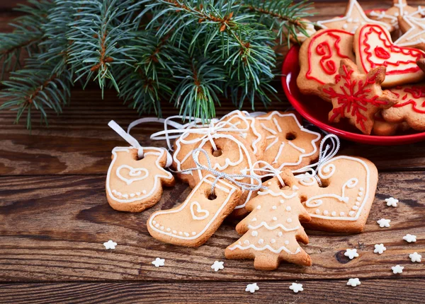 Biscotti di Natale bugie fatte a mano su sfondo di legno . — Foto Stock