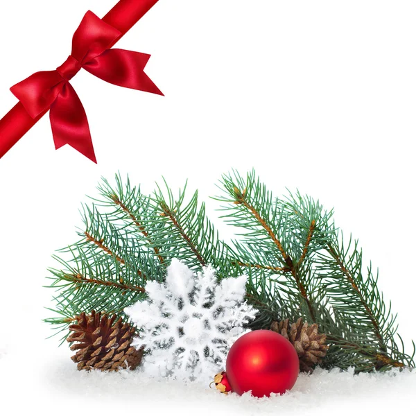 Κόκκινη κορδέλα τόξο μπιχλιμπίδι τέλος σε άσπρο φόντο. Χριστουγεννιάτικο δέντρο. — Φωτογραφία Αρχείου