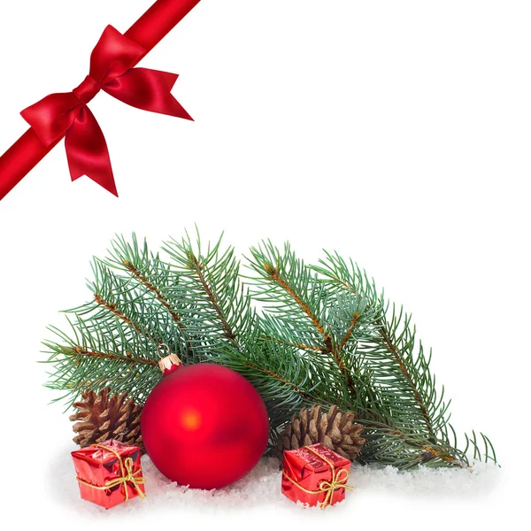 Fita vermelha arco fim bugiganga no fundo branco. Árvore Natal . — Fotografia de Stock