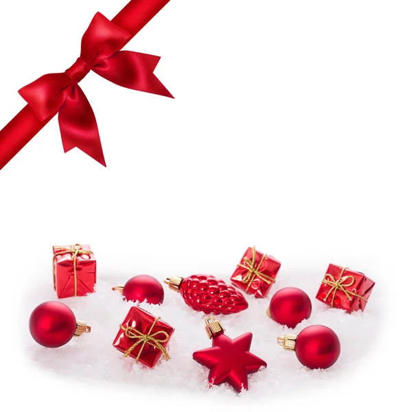 Bola de lazo de cinta roja sobre fondo blanco. Árbol de Navidad . —  Fotos de Stock