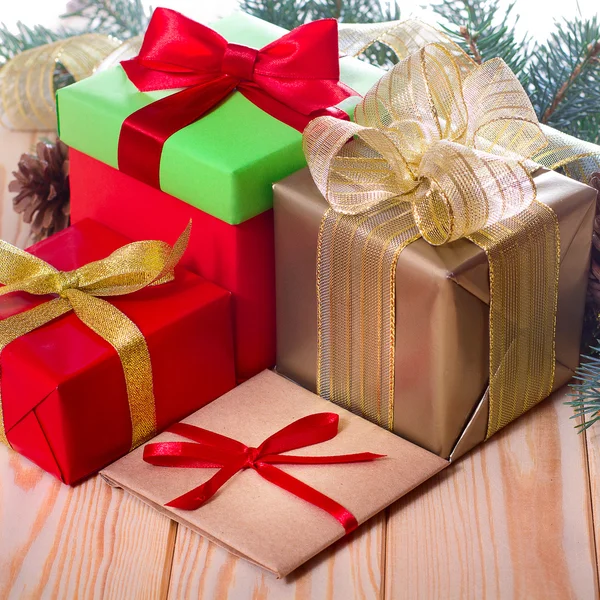 Christmas presents. Gift boxes with ribbons. — Stock Photo, Image