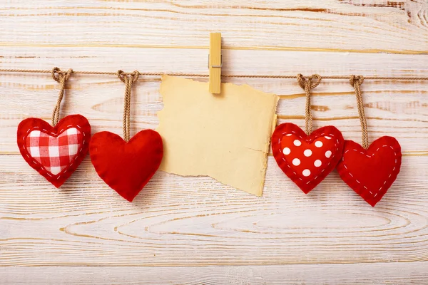 San Valentín Vintage corazones hechos a mano sobre fondo de madera . — Foto de Stock