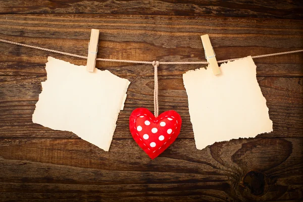 San Valentino Vintage cuori fatti a mano su sfondo di legno . — Foto Stock