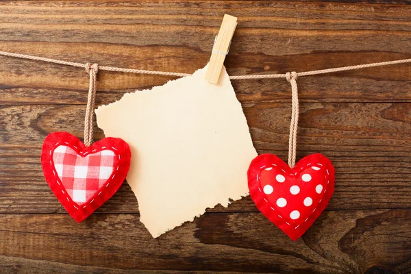 San Valentino Vintage cuori fatti a mano su sfondo di legno . — Foto Stock