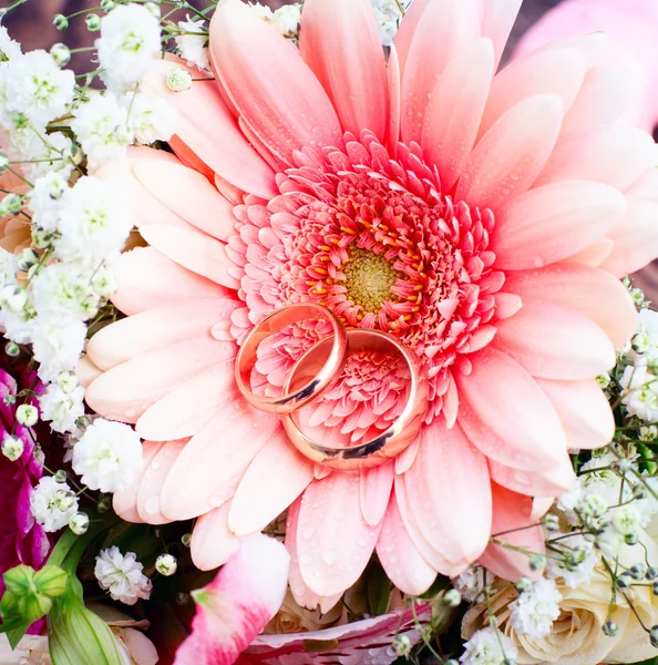 Flores rosa sobre superficie de madera . — Foto de Stock