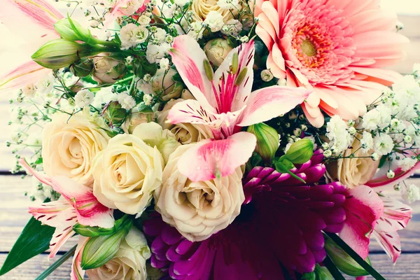 Bloemen steeg op houten oppervlak. — Stockfoto