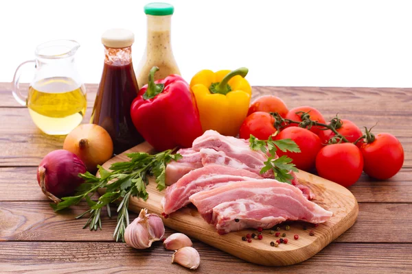 Comida. Pedaços cortados de carne crua para churrasco com legumes frescos — Fotografia de Stock