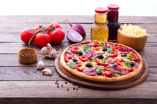 Läcker pizza serveras på träbord — Stockfoto