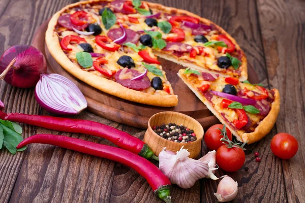 Herkullinen pizza tarjoillaan puinen pöytä — kuvapankkivalokuva