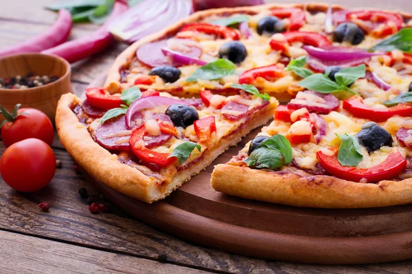 Deliziosa pizza servita sul tavolo di legno — Foto Stock