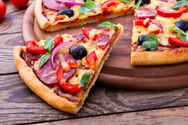 Leckere Pizza auf Holztisch serviert — Stockfoto