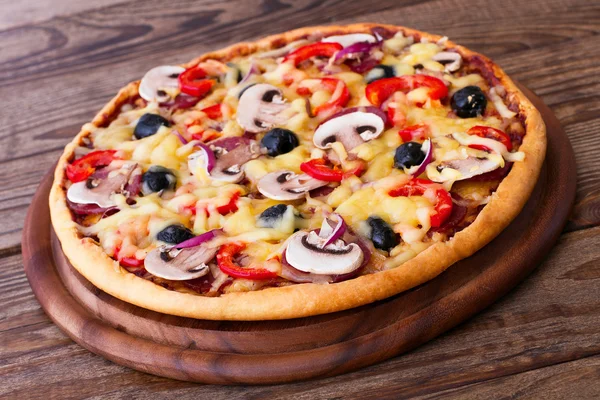 Pizza con mariscos en mesa de madera —  Fotos de Stock