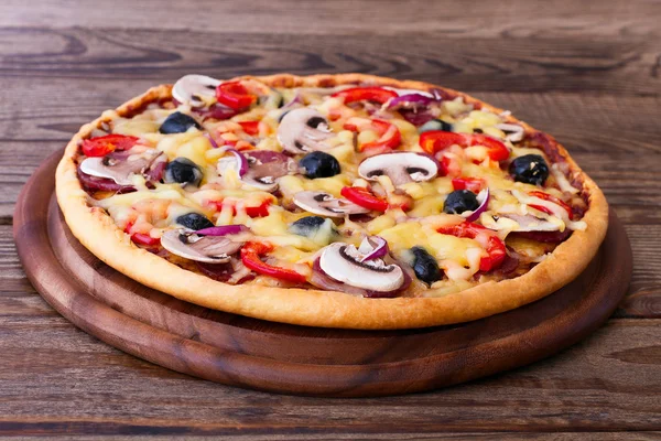 Pizza med skaldjur på träbord — Stockfoto