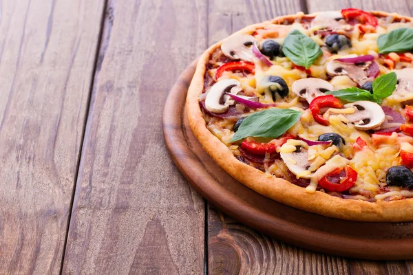 Pizza med skaldjur på träbord — Stockfoto