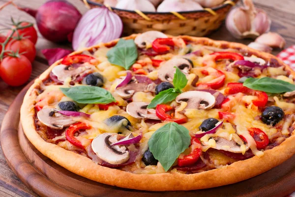 Pizza con frutti di mare sul tavolo di legno — Foto Stock