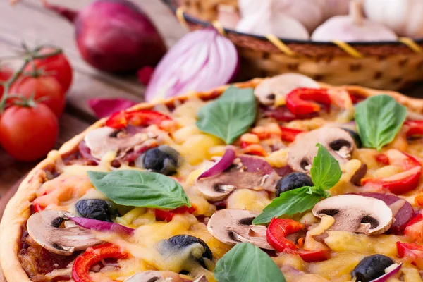 Pizza med skaldjur på träbord — Stockfoto