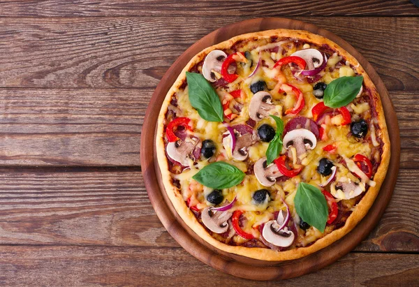 Pizza met zeevruchten op houten tafelblad weergave — Stockfoto