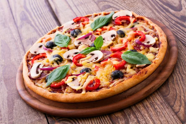 Pizza met zeevruchten op houten tafel — Stockfoto