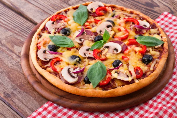 Pizza met zeevruchten op houten tafel — Stockfoto