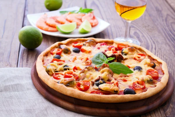 Итальянская пицца с морепродуктами . — стоковое фото