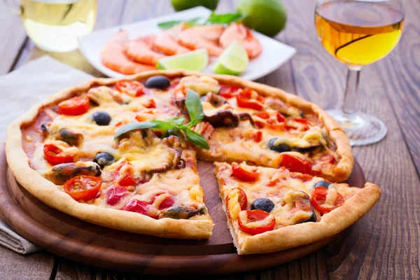 Pizza italiana con mariscos . —  Fotos de Stock