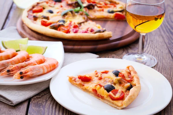 Pizza italiana con frutti di mare . — Foto Stock