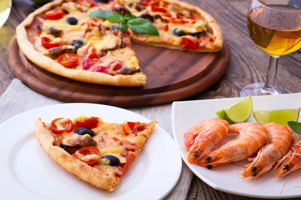 Pizza italiana con mariscos . —  Fotos de Stock