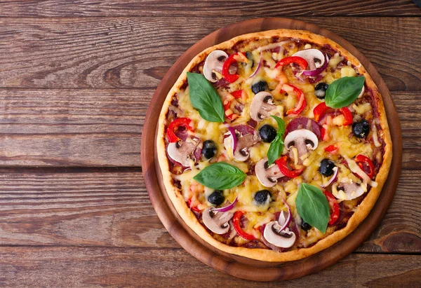 Pizza met zeevruchten op houten tafelblad weergave Stockfoto
