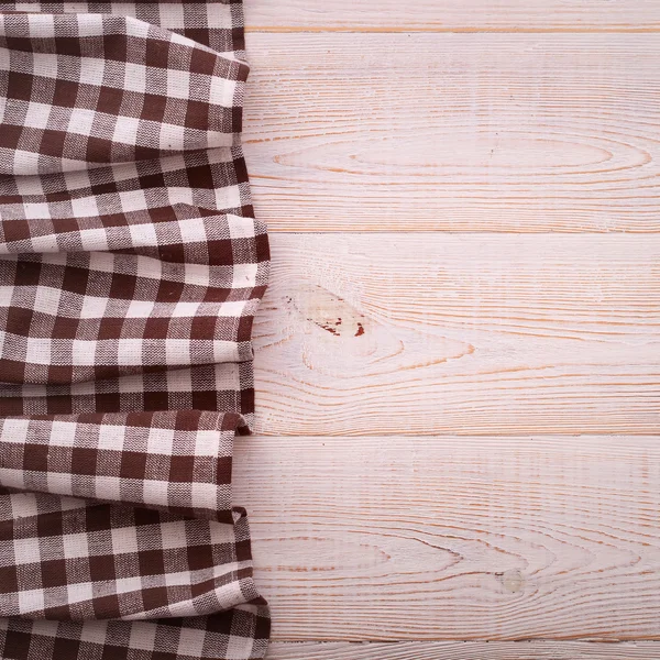 Верхний вид клетчатой скатерти на белый деревянный стол . — стоковое фото