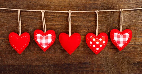 San Valentín Vintage corazones hechos a mano sobre fondo de madera . — Foto de Stock