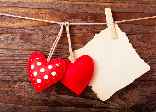 Valentines vintage handgemaakte harten op houten achtergrond. — Stockfoto