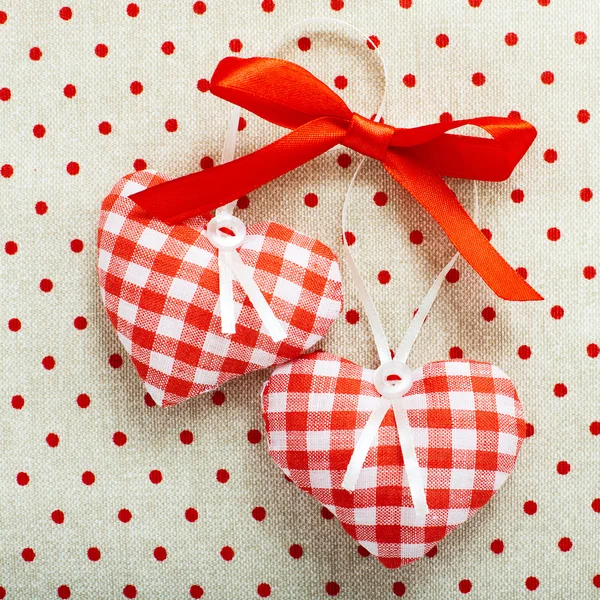 Srdce z látky v červených krvinek ručně Valentines Day — Stock fotografie