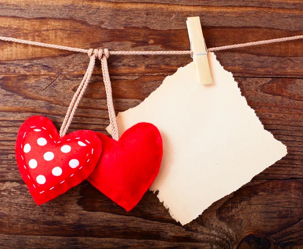 Valentines vintage handgemaakte harten op houten achtergrond. — Stockfoto