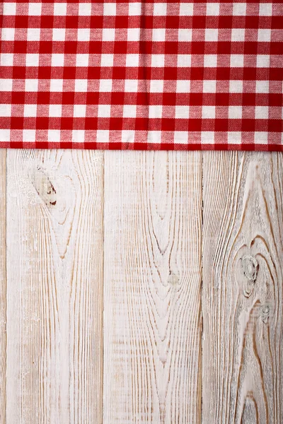 Draufsicht auf karierte Tischdecke auf weißem Holztisch. — Stockfoto