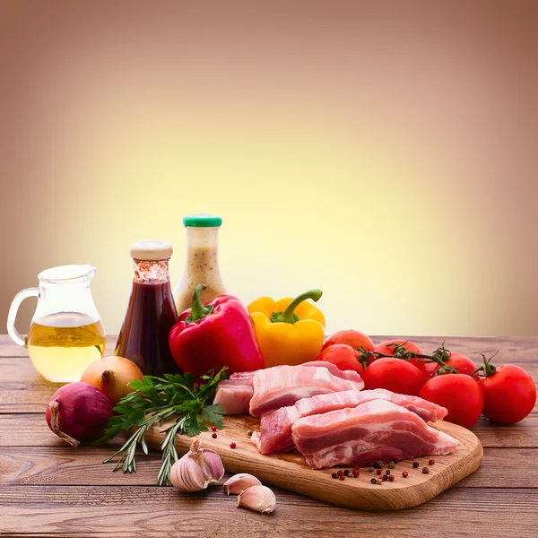 Comida. Trozos de carne cruda en rodajas para barbacoa con verduras frescas — Foto de Stock