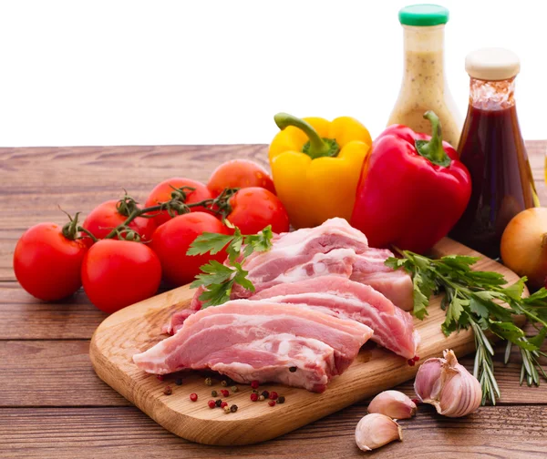 Comida. Pedaços cortados de carne crua para churrasco com legumes frescos — Fotografia de Stock