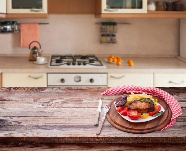 Cozinha interior mesa de madeira — Fotografia de Stock