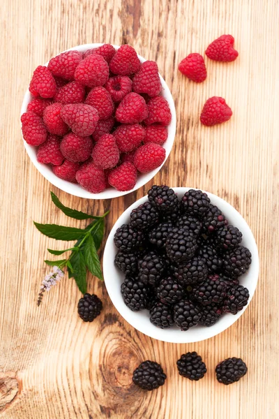 Strawberries, blueberries, blackberries and raspberries in bowls, top view — Stock Photo, Image