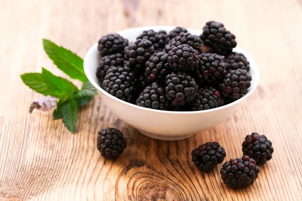 Erdbeeren, Blaubeeren, Brombeeren und Himbeeren in Schalen, von oben — Stockfoto