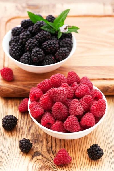 Strawberries, blueberries, blackberries and raspberries in bowls, top view — Stock Photo, Image
