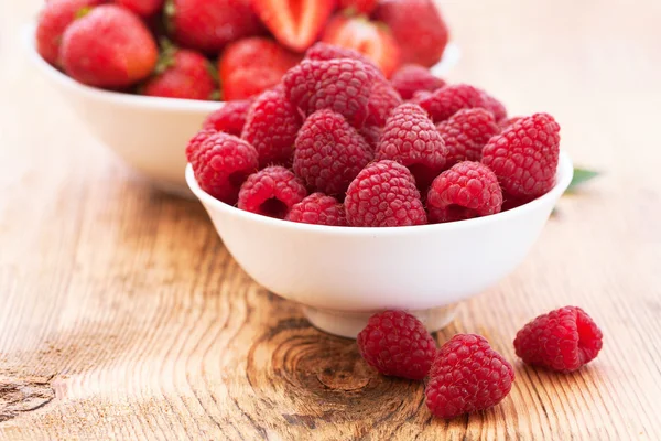 Erdbeeren, Blaubeeren, Brombeeren und Himbeeren in Schalen, von oben — Stockfoto