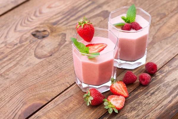 Batido de bayas de verano con menta —  Fotos de Stock