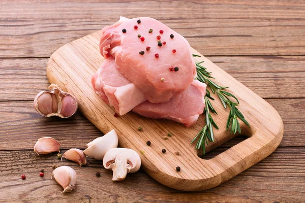 Rohes Schweinefleisch auf Holztisch — Stockfoto