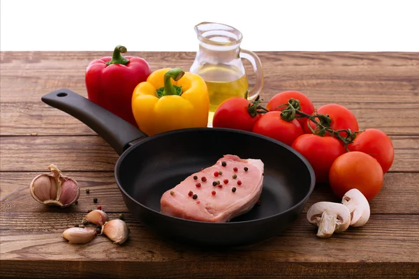 Carne crua de porco na mesa de madeira — Fotografia de Stock